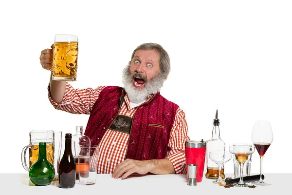 Esperto barman con birra in studio — Foto Stock