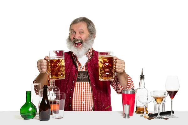 Barman experto con cerveza en el estudio — Foto de Stock