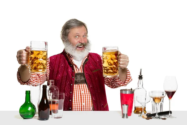 Esperto barman con birra in studio — Foto Stock