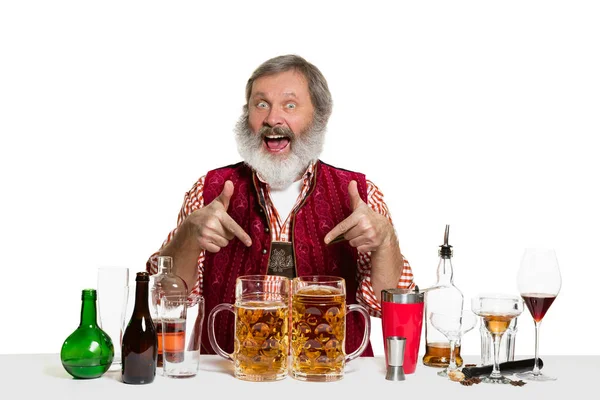 Expert bartender med öl på studio — Stockfoto