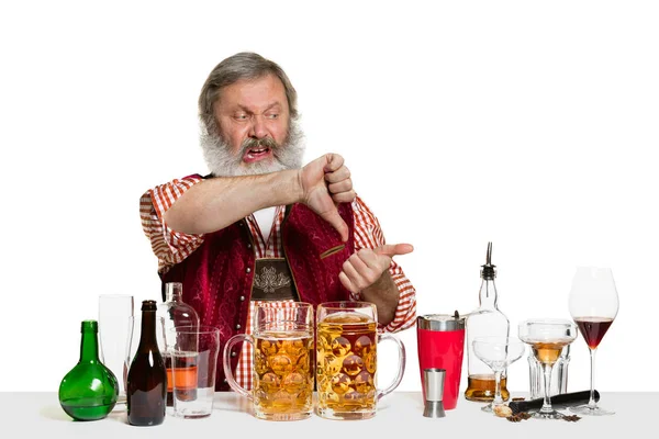 Barman experto con cerveza en el estudio — Foto de Stock
