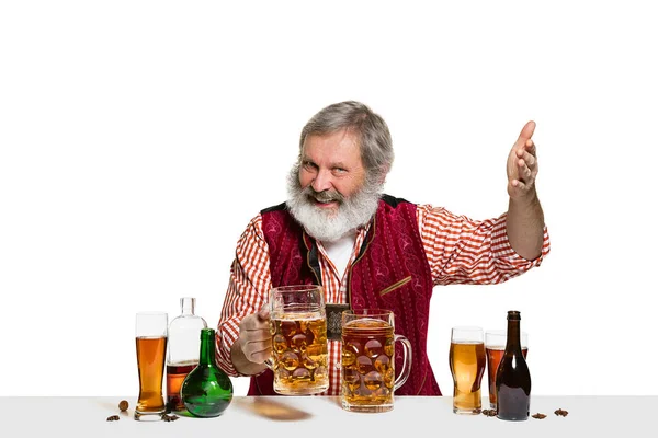 Barman experto con cerveza en el estudio —  Fotos de Stock