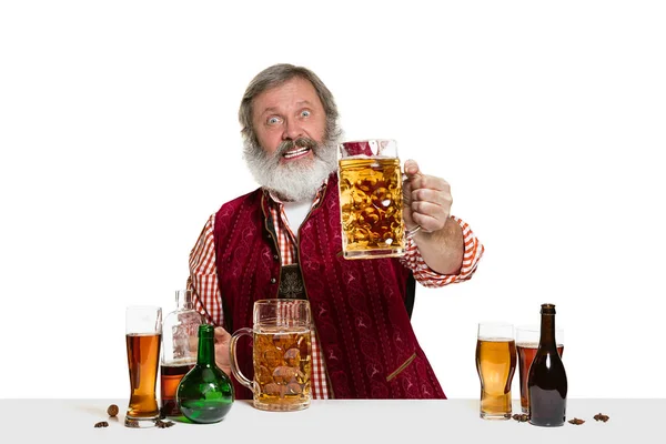 Barman experto con cerveza en el estudio —  Fotos de Stock