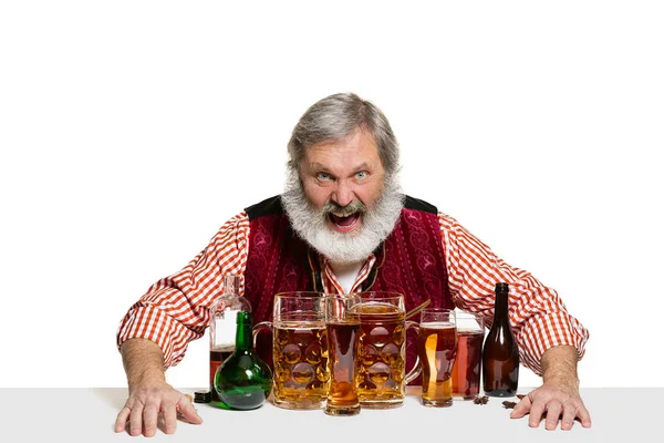 Expert bartender med öl på studio — Stockfoto