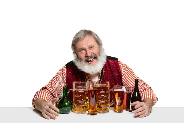 Barman experto con cerveza en el estudio — Foto de Stock