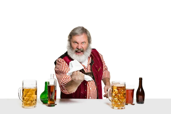 Barman experto con cerveza en el estudio — Foto de Stock