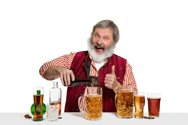 Esperto barman con birra in studio — Foto Stock