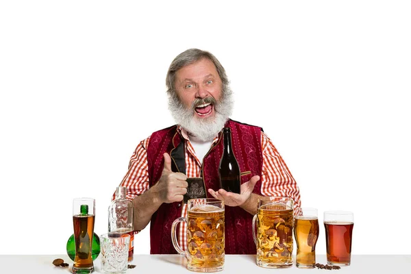 Barman especialista com cerveja no estúdio — Fotografia de Stock