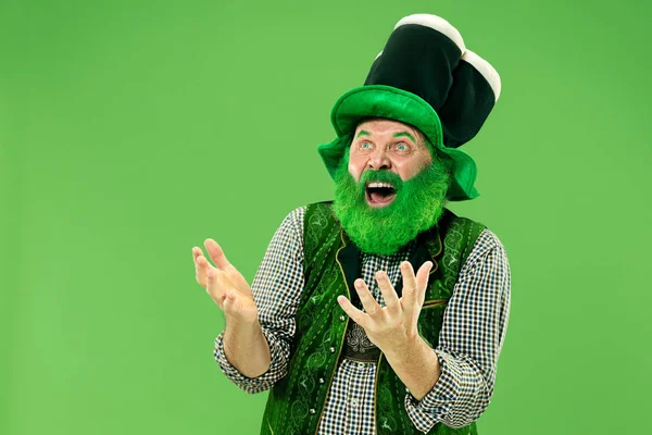 En man i en leprechaun hatt på studio. Han firar St. Patricks Day. — Stockfoto