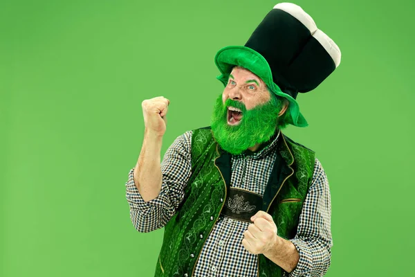 En man i en leprechaun hatt på studio. Han firar St. Patricks Day. — Stockfoto