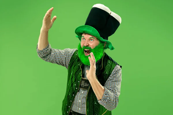 A man in a leprechaun hat at studio. He celebrates St. Patricks Day. — Stock Photo, Image
