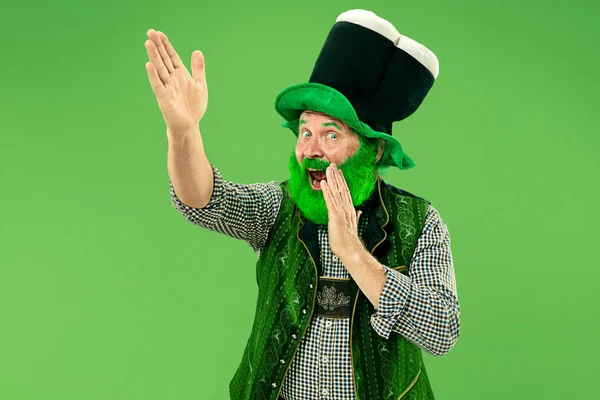 En man i en leprechaun hatt på studio. Han firar St. Patricks Day. — Stockfoto