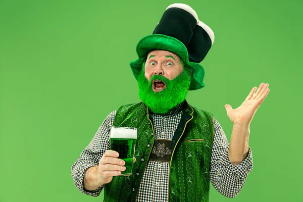 Un homme avec un chapeau de lutin au studio. Il célèbre la Saint Patricks Day . — Photo