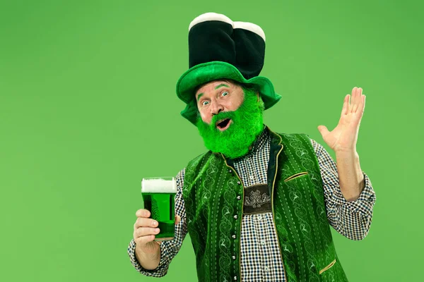 Un hombre con un sombrero de duende en el estudio. Celebra el Día de San Patricio . — Foto de Stock