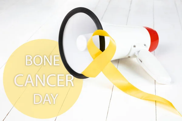 Cinta amarilla color simbólico para el sarcoma Conciencia del cáncer óseo y prevención del suicidio — Foto de Stock