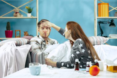 Ateşle sıcaklık kız yatakta yatan hasta bir adam onun için bakacağım