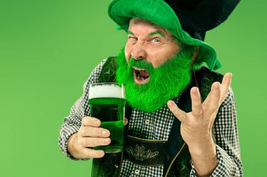 Stüdyoda bir masal cini şapkalı bir adam. O St Patricks günü kutluyor.