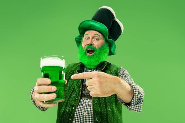 Stüdyoda bir masal cini şapkalı bir adam. O St Patricks günü kutluyor.