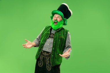 Stüdyoda bir masal cini şapkalı bir adam. O St Patricks günü kutluyor.