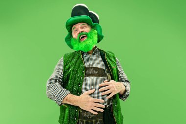 Stüdyoda bir masal cini şapkalı bir adam. O St Patricks günü kutluyor.