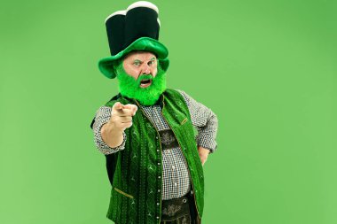 Stüdyoda bir masal cini şapkalı bir adam. O St Patricks günü kutluyor.