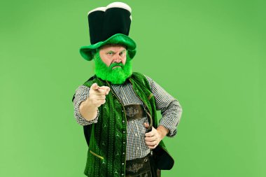 Stüdyoda bir masal cini şapkalı bir adam. O St Patricks günü kutluyor.