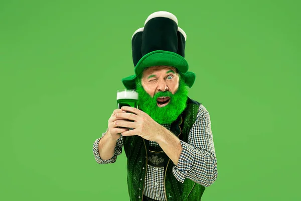 Mężczyzna w kapeluszu krasnoludek w studio. Obchodzi St Patricks Day. — Zdjęcie stockowe