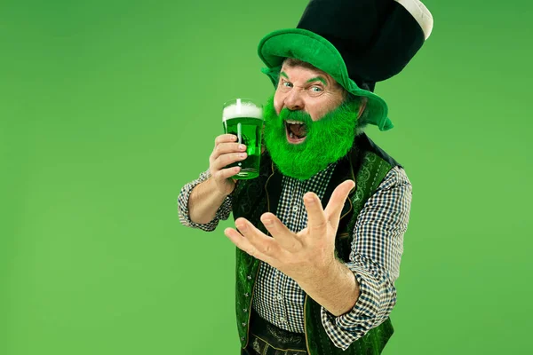 A man in a leprechaun hat at studio. He celebrates St. Patricks Day. — Stock Photo, Image
