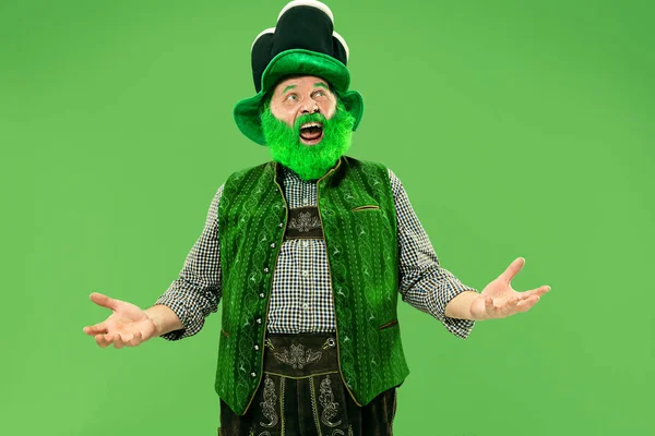 Un hombre con un sombrero de duende en el estudio. Celebra el Día de San Patricio . — Foto de Stock