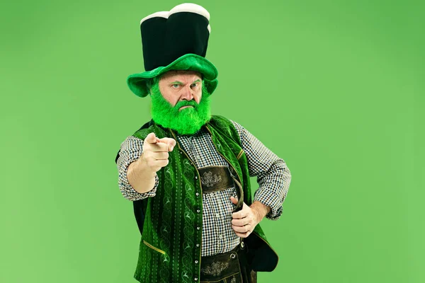 Un homme avec un chapeau de lutin au studio. Il célèbre la Saint Patricks Day . — Photo