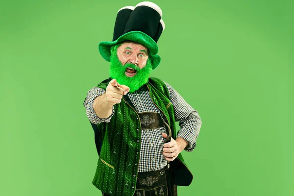 Un homme avec un chapeau de lutin au studio. Il célèbre la Saint Patricks Day . — Photo