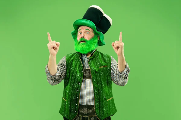 En man i en leprechaun hatt på studio. Han firar St. Patricks Day. — Stockfoto