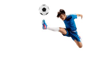 Uçan tekme yaparken futbol topu ile genç çocuk