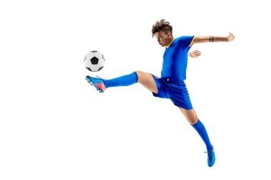 Uçan tekme yaparken futbol topu ile genç çocuk