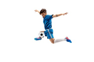 Uçan tekme yaparken futbol topu ile genç çocuk