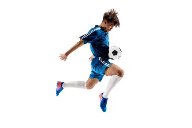 Uçan tekme yaparken futbol topu ile genç çocuk