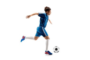 Uçan tekme yaparken futbol topu ile genç çocuk