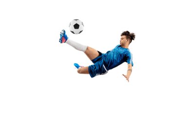 Uçan tekme yaparken futbol topu ile genç çocuk