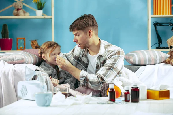 Homem doente com filha em casa. A família doente . — Fotografia de Stock
