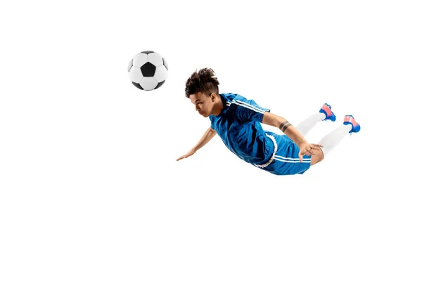 Jongen met voetbal doen vliegende kick — Stockfoto