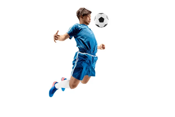 Jongen met voetbal doen vliegende kick — Stockfoto