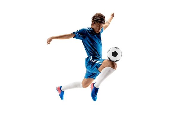 サッカー ボールの飛行の蹴りの少年 — ストック写真