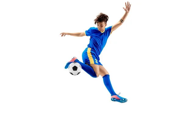 Giovane ragazzo con pallone da calcio fare calcio volante — Foto Stock