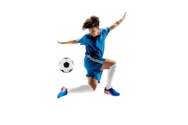 Jeune garçon avec ballon de football faisant coup de pied volant — Photo