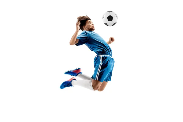 Jovem com bola de futebol fazendo chute voador — Fotografia de Stock