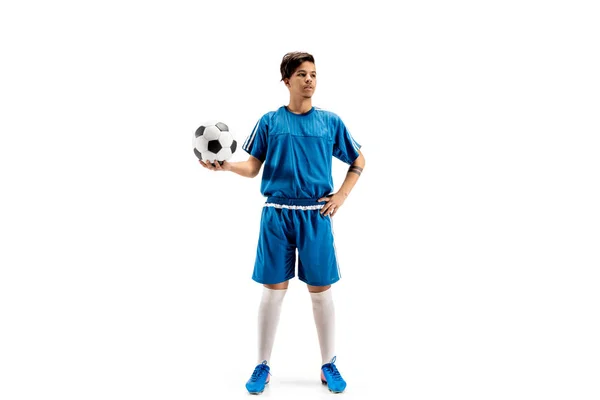 年轻的健康的男孩与足球站立被隔绝在白色 在演播室背景的足球运动员 — 图库照片