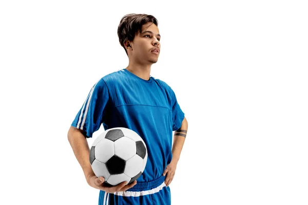 Μικρά ταιριάζει αγόρι με μπάλα ποδοσφαίρου να στέκεται απομονωθεί σε λευκό — Φωτογραφία Αρχείου