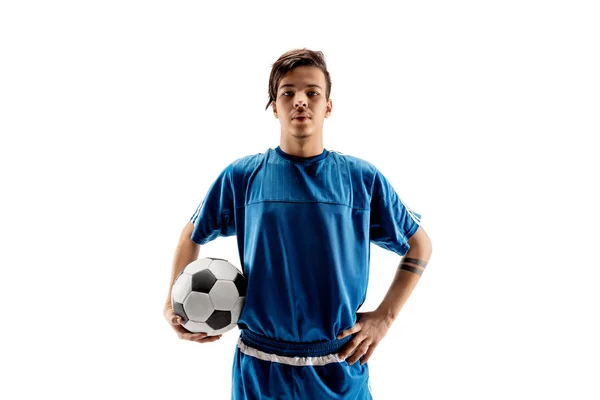 Молодой парень с футбольным мячом, стоящий изолированный на белом — стоковое фото