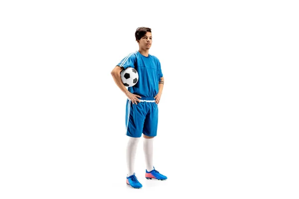 Joven chico en forma con pelota de fútbol de pie aislado en blanco — Foto de Stock
