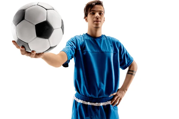 Joven chico en forma con pelota de fútbol de pie aislado en blanco — Foto de Stock